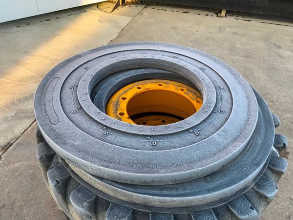 9.0 x 20r WHEELED EXCAVATOR RIMS / TYRES. 381409764
