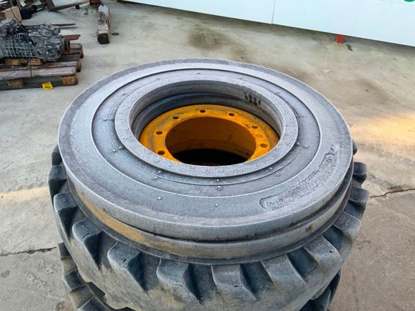 9.0 x 20r WHEELED EXCAVATOR RIMS / TYRES. 381409765