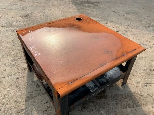 STEEL METAL WORK BENCH.................4440. 381544225