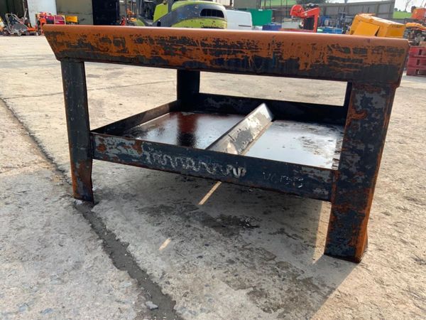 STEEL METAL WORK BENCH.................4440. 381544226