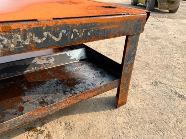STEEL METAL WORK BENCH.................4440. 381544227