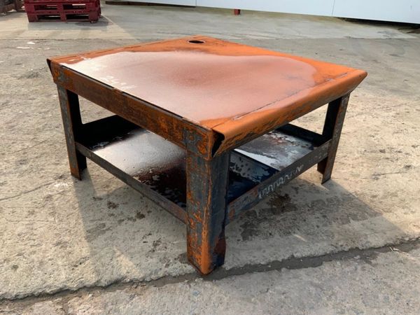 STEEL METAL WORK BENCH.................4440. 381544237