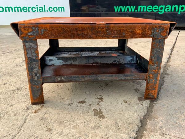 STEEL METAL WORK BENCH.................4440. 381544239