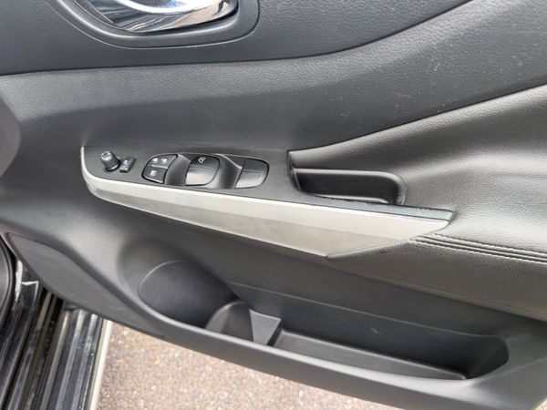 Nissan Navara crew cab ( top spec ) 381505074