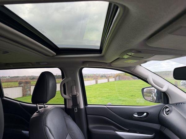 Nissan Navara crew cab ( top spec ) 381505077