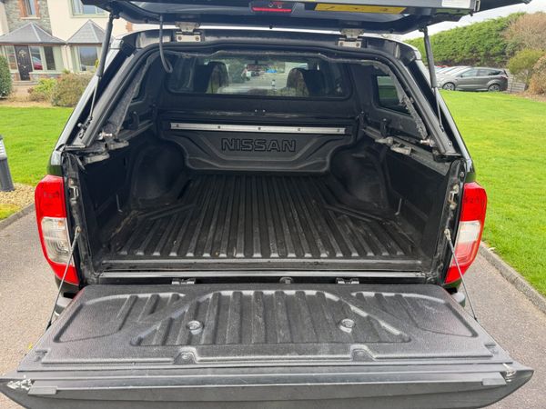 Nissan Navara crew cab ( top spec ) 381505082