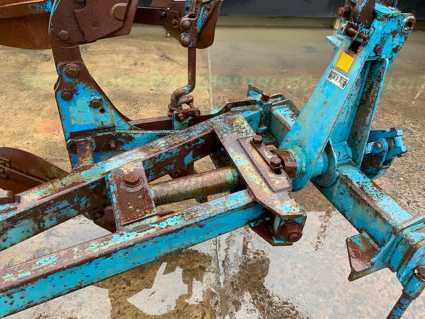 3 FURROW TSR-108 REVERSIBLE PLOUGH.......126 381653850
