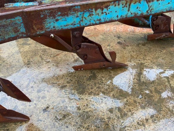 3 FURROW TSR-108 REVERSIBLE PLOUGH.......126 381653884