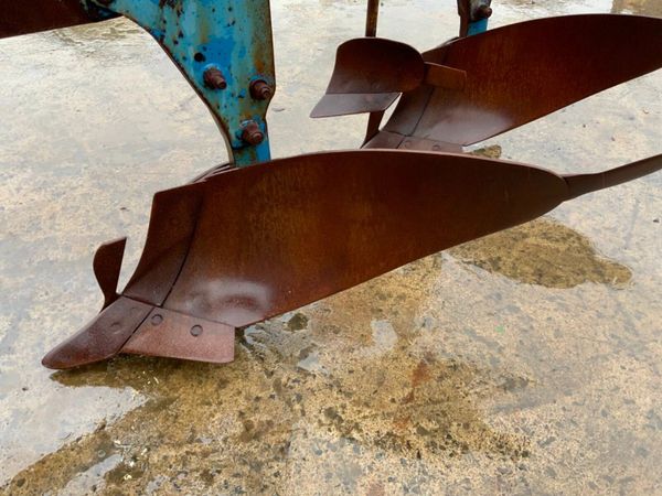 3 FURROW TSR-108 REVERSIBLE PLOUGH.......126 381653960