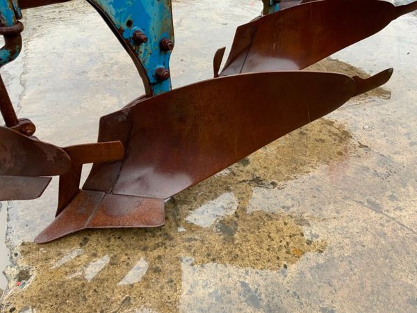 3 FURROW TSR-108 REVERSIBLE PLOUGH.......126 381653969