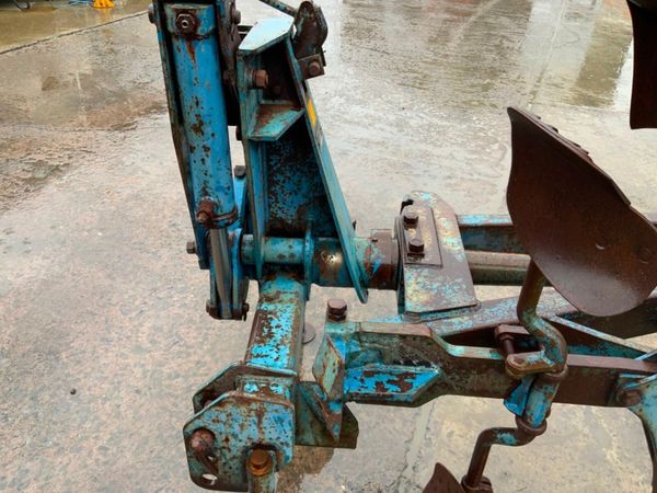 3 FURROW TSR-108 REVERSIBLE PLOUGH.......126 381653977