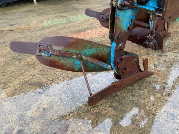3 FURROW TSR-108 REVERSIBLE PLOUGH.......126 381653914