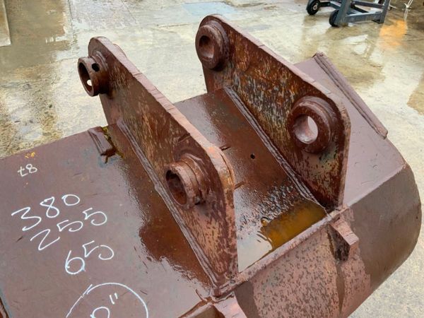 48" GEITH DIGGING BUCKET........65mm PINS.......87 381629997