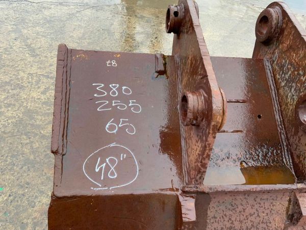 48" GEITH DIGGING BUCKET........65mm PINS.......87 381629998