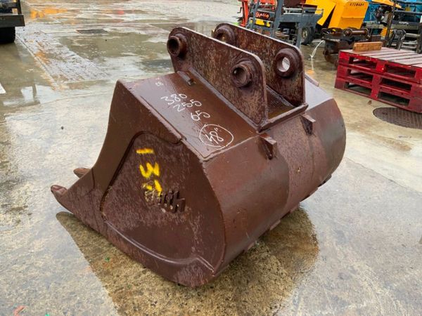 48" GEITH DIGGING BUCKET........65mm PINS.......87 381629999
