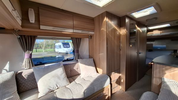 Lunar Quasar 5 berth caravan 381778328