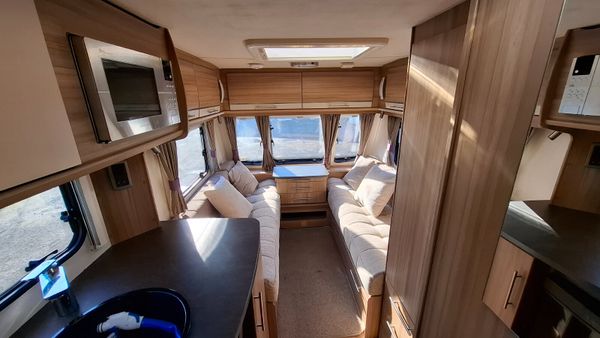 Lunar Quasar 5 berth caravan 381778329