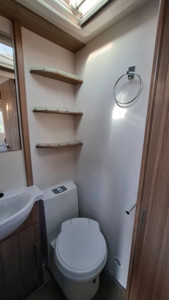 Lunar Quasar 5 berth caravan 381778333