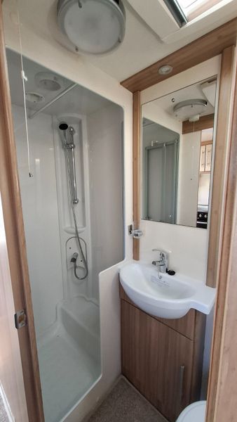 Lunar Quasar 5 berth caravan 381778334