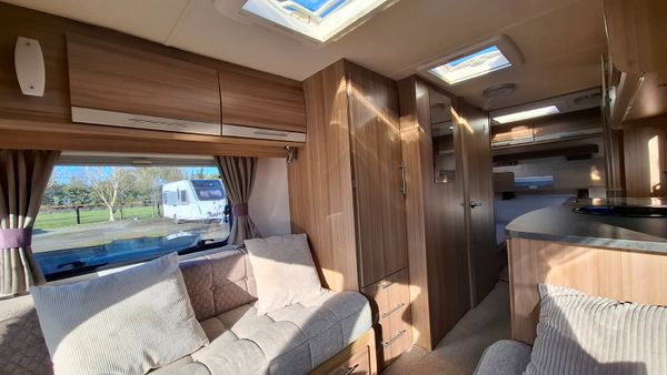 Lunar Quasar 5 berth caravan 381778335