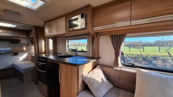 Lunar Quasar 5 berth caravan 381778336