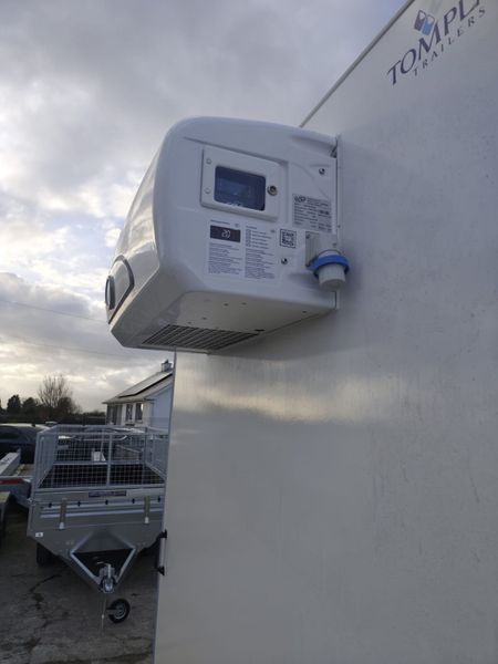 Fridge Trailer 381787303