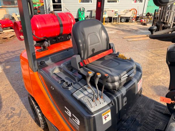 2014 DOOSAN 3.3 / 3 TON GAS FORKLIFT ....116P 381700978