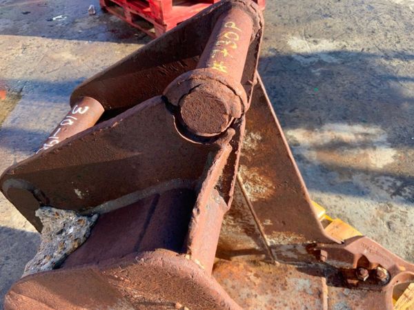 18" DIGGING BUCKET......50mm PINS.......730. 381735605