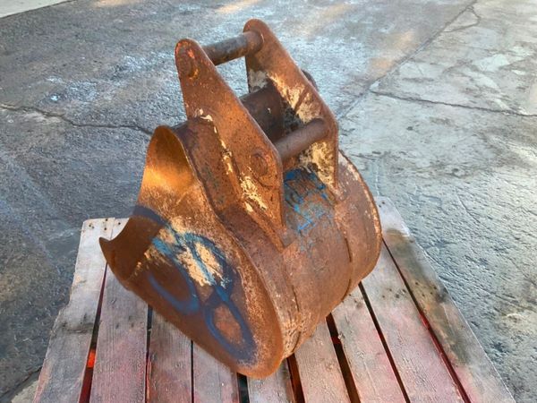 18" GUMMY BUCKET........45mm PINS.........38p 381942366