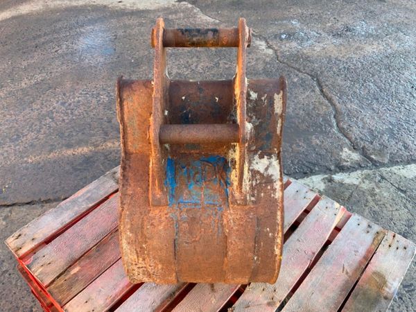 18" GUMMY BUCKET........45mm PINS.........38p 381942367