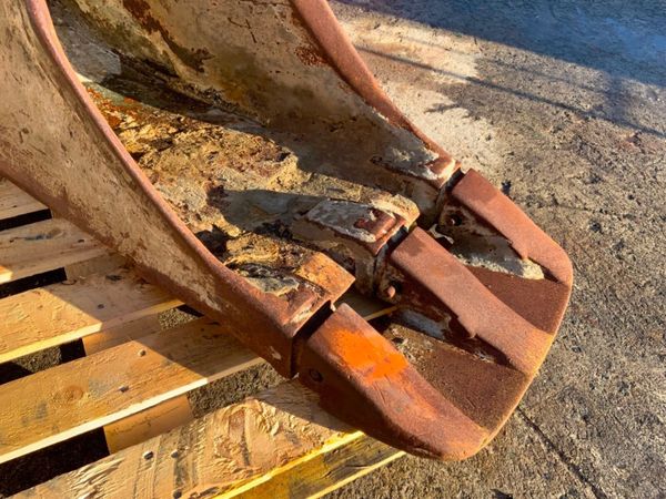 18" GEITH DIGGING BUCKET.....65mm PINS.....737p. 381942406