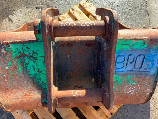 36" DIGGING BUCKET.....60mm PINS.........BP05. 381942432