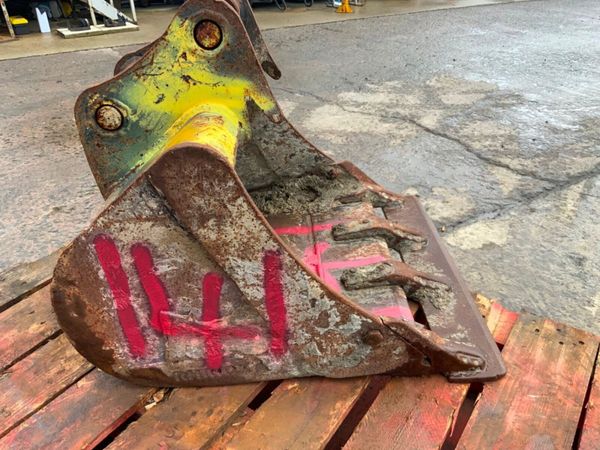 24" MINI DIGGER BUCKET......40mm PINS.......141. 381998581