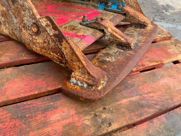 18" MINI DIGGER BUCKET........35mm PINS....190. 382043976