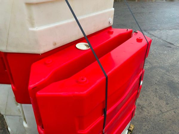 HERAS FENCING WATER BARRIER BASES.......1700t. 382043913