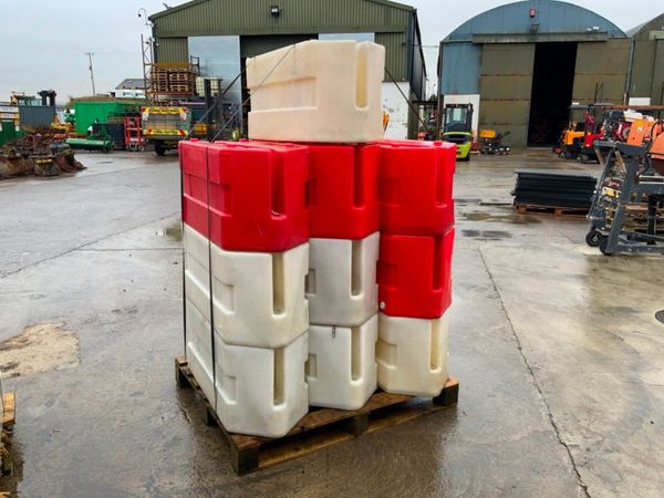 HERAS FENCING WATER BARRIER BASES.......1700t. 382043917