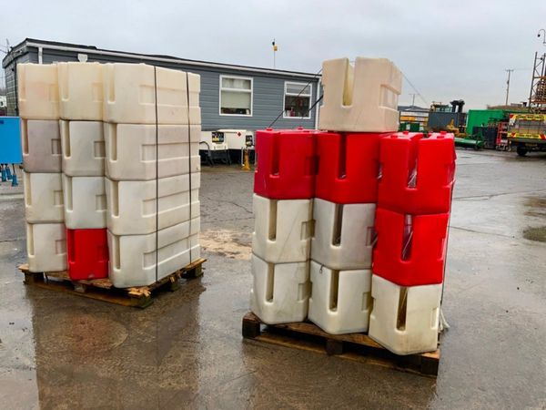 HERAS FENCING WATER BARRIER BASES.......1700t. 382043918