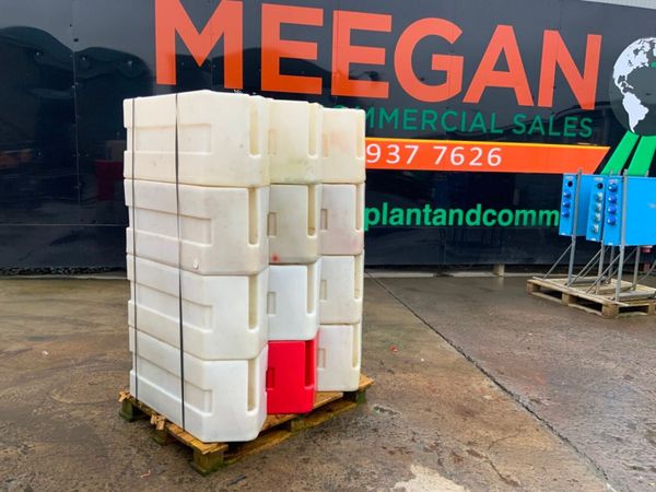 HERAS FENCING WATER BARRIER BASES.......1700t. 382043923