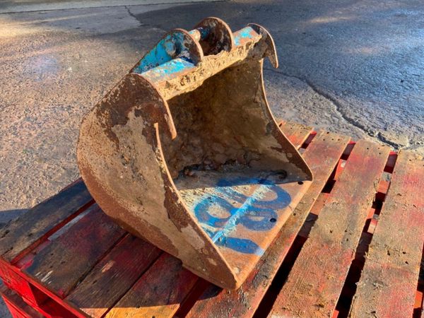 24" MINI DIGGER SCOOP BUCKET...30mm PINS.....180 382148388