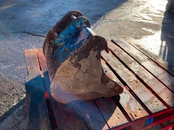 24" MINI DIGGER SCOOP BUCKET...30mm PINS.....180 382148390