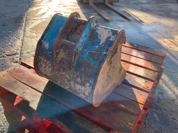 24" MINI DIGGER SCOOP BUCKET...30mm PINS.....180 382148391