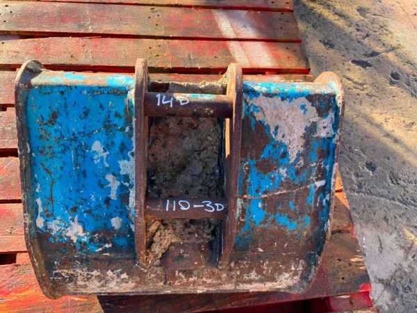 24" MINI DIGGER SCOOP BUCKET...30mm PINS.....180 382148393