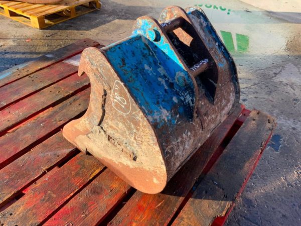 24" MINI DIGGER SCOOP BUCKET...30mm PINS.....180 382148394