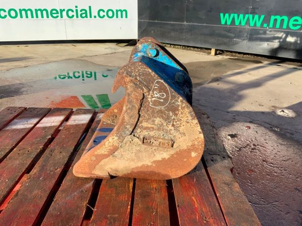 24" MINI DIGGER SCOOP BUCKET...30mm PINS.....180 382148395