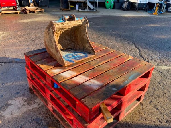 24" MINI DIGGER SCOOP BUCKET...30mm PINS.....180 382148398