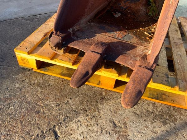 24" DIGGING BUCKET...65mm PINS.........717p. 382148430