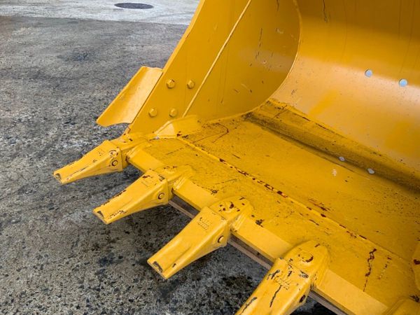 UNUSED 52"  DIGGING BUCKET...80mm PINS....2381. 382376571