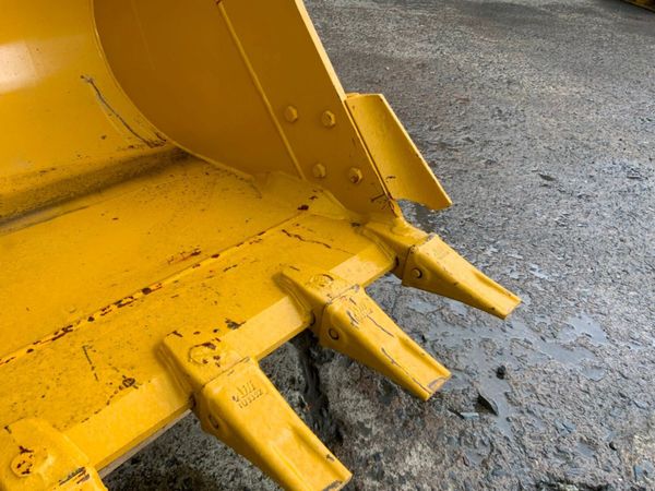 UNUSED 52"  DIGGING BUCKET...80mm PINS....2381. 382376572