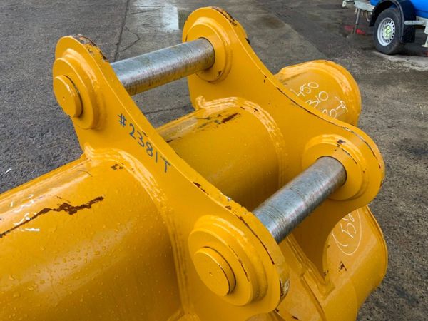 UNUSED 52"  DIGGING BUCKET...80mm PINS....2381. 382376575