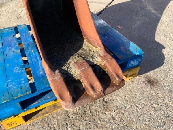 18" DIGGING BUCKET........80mm PINS    148wa. 382412049